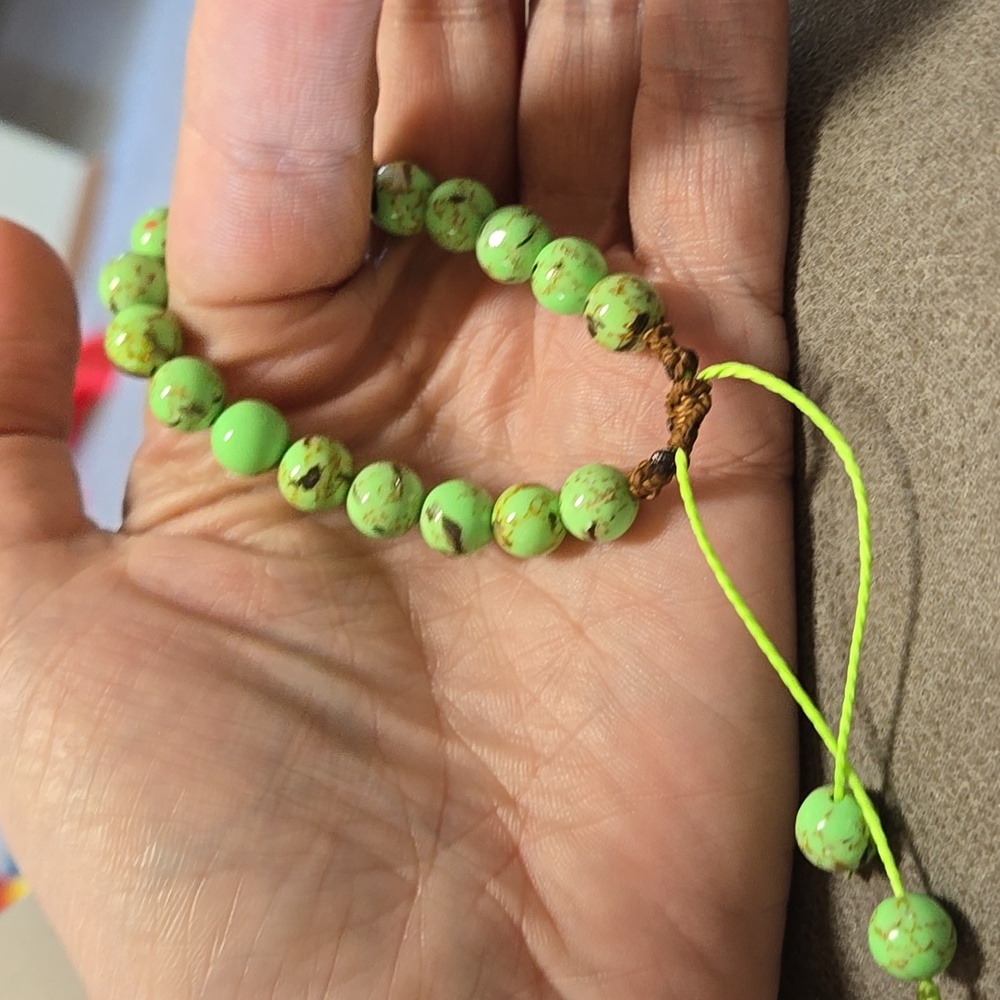 - Green Shell Howlite Gemstone Adjustable Bracelet. HAND CRAFTED B131 - Picture 2 of 2